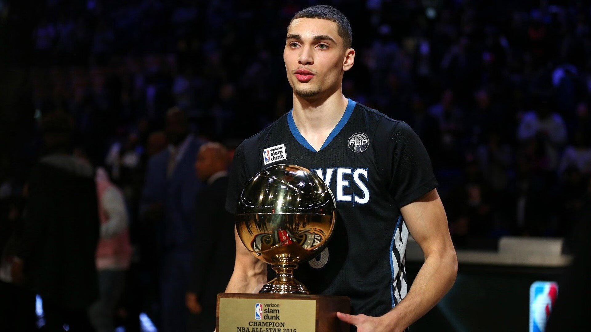 世界杯：开幕式上传奇球星与儿童共同进场 象征“足球传承”